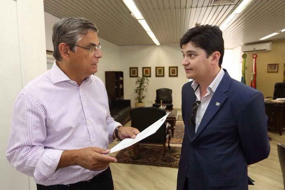 Paulo Balancelli em reunião como diretor da CASAN