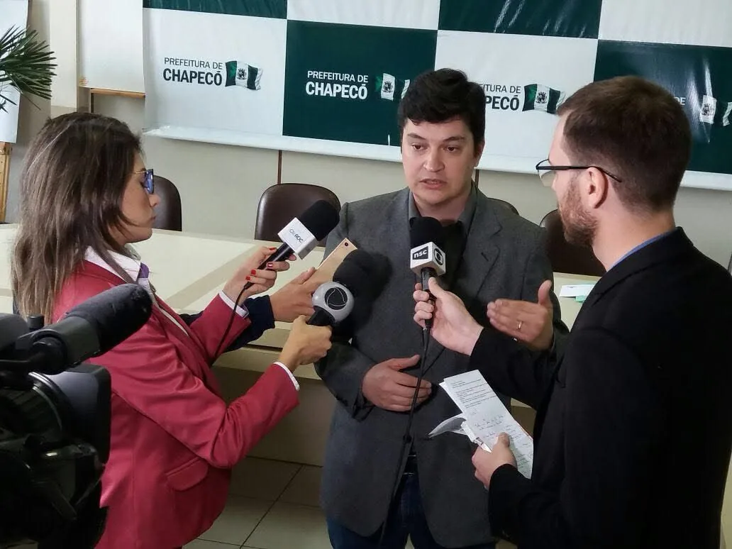Paulo Balancelli em entrevista à imprensa pelo PROCON de Chapecó
